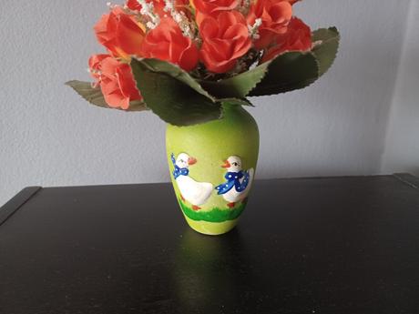 Vázička s umelou kytičkou, 