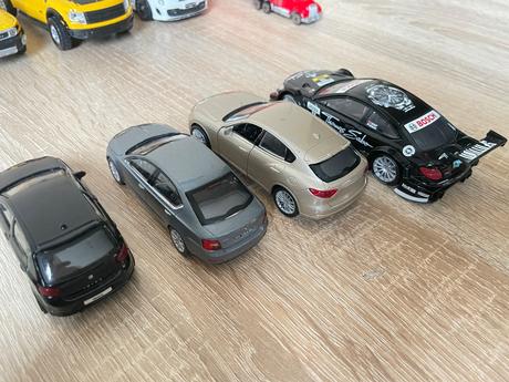 8 stredne veľkých autičiek,