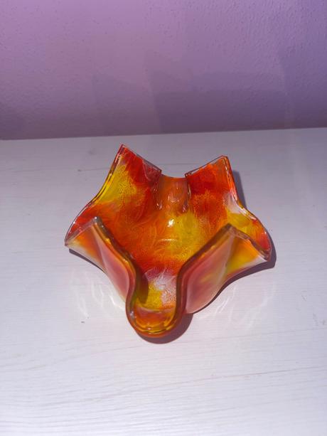 Dekoračný/ozdobný popolník z farebného skla, 