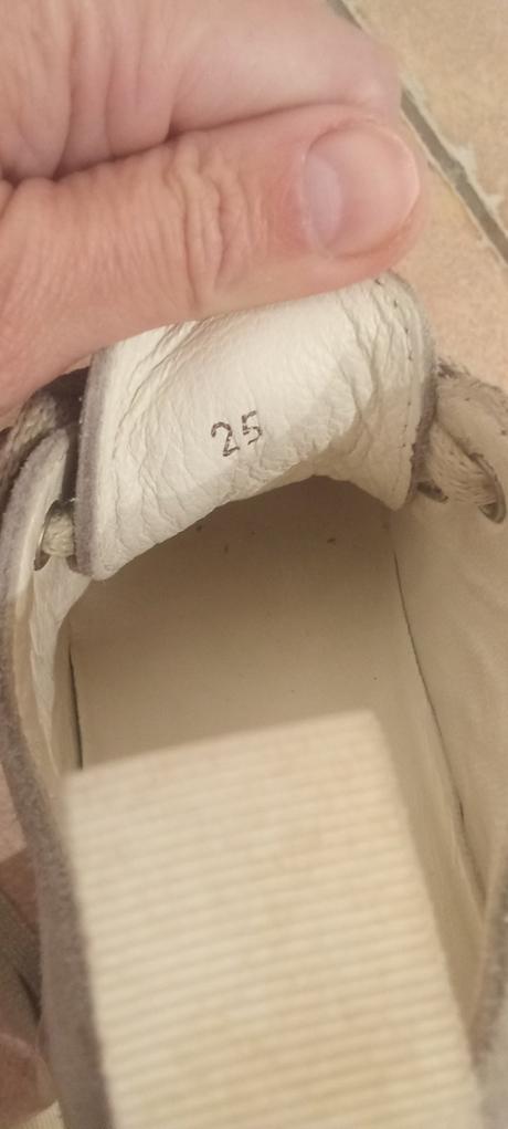 Krásne chlapčenské topánky, 25