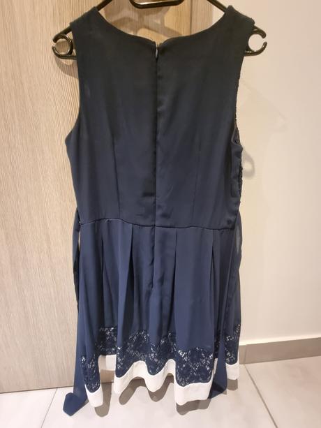 Tmavomodré spoločenské šaty apricot, s