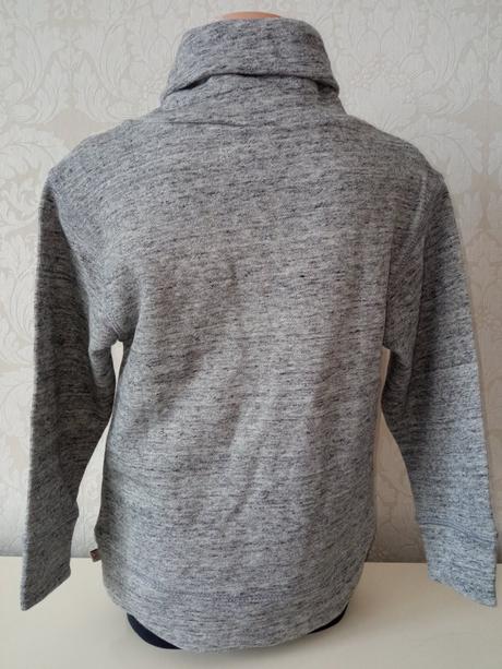 Chlapčenský sivý sveter s rolákom a nápisom (6r.), 116