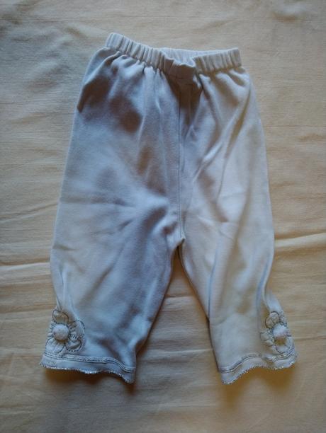 Dievčenské tenké nohavice s kvetinkou na bokoch, 62