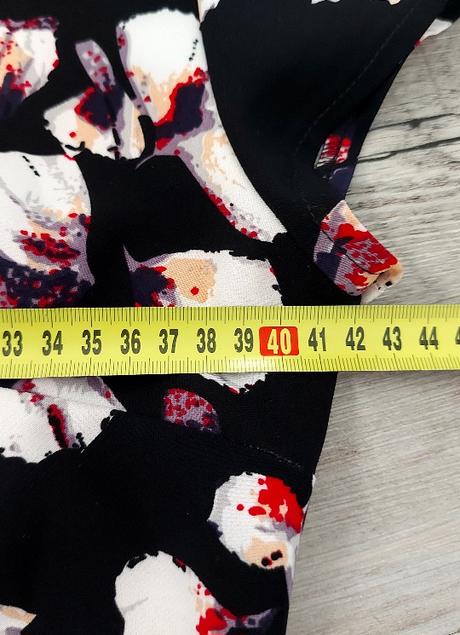 Čierne kvetinové šaty, 38