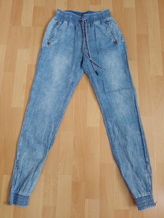 Tenké riflové nohavice, 26