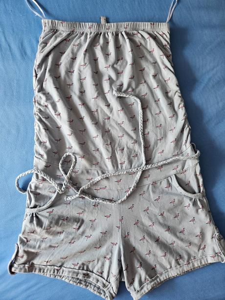 Overal s plameniakmi, xs