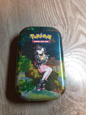 Pokémon tcg kovová krabička trénerky marnie,