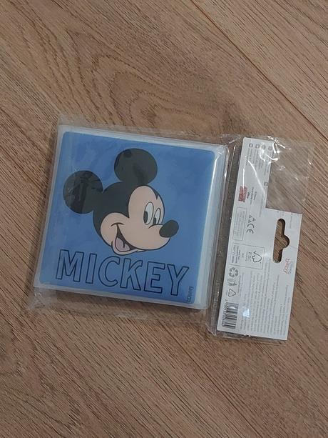 Kocky, kniha, nálepky, podložka,