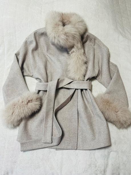 Krásny béžový kabát s perličkami na rukáve, l / m