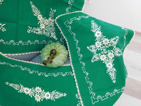 Smaragdovo zelený set obrusov ručne vyšívaný, 
