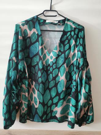 Krásna zaujímava zelená blúzka, s