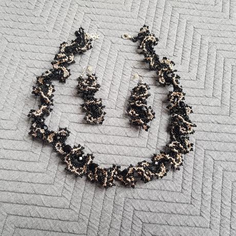 Nahrdelnik a nausnice rucna praca, 