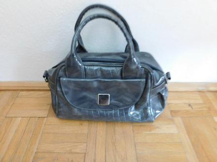 Sivá lakovaná kabelka,