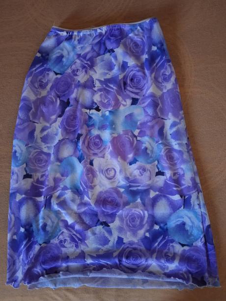 Kvietkovaná fialová sukňa, l