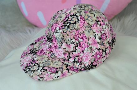 Kvetovaná šiltovka-uni,