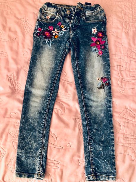 Džínsy s vyšívanými kvetmi, 134