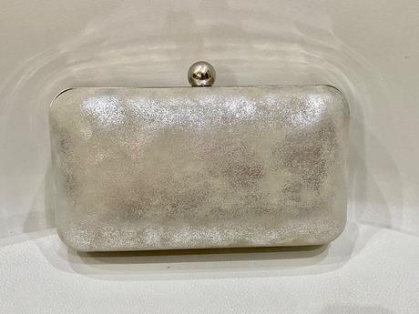 Dámska lesklá strieborná kabelka, 