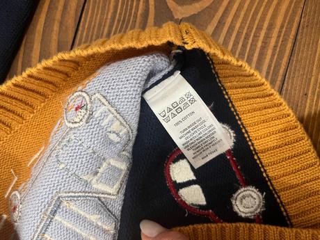 Svetrík s autami, 98