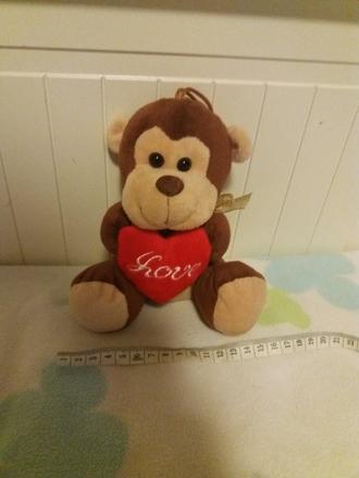 Malá plysová opička so srdieckom,