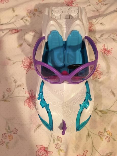 Equestrian auto s okuliarmi, 