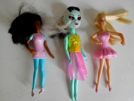 2 menšie barbinky cestovne v super stave,