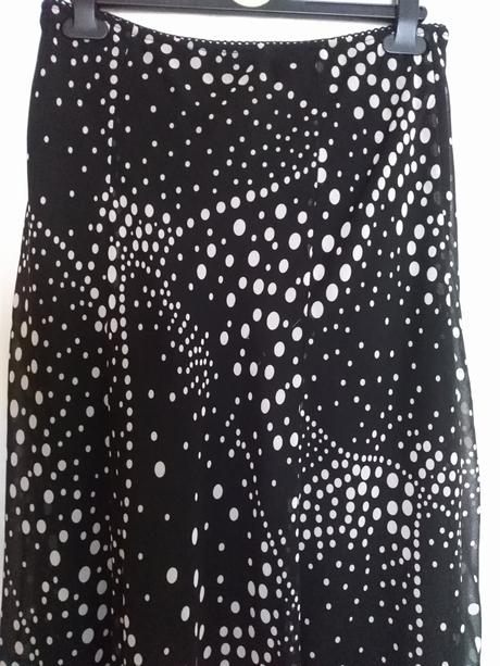 Čierna sukňa s gulkami v. m, m