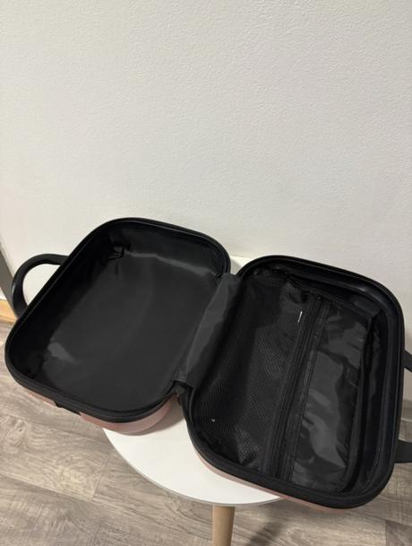 Kufor na kozmetiku, sinsay