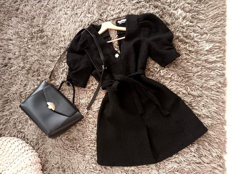 Čierne šaty s brošňou, reserved,m