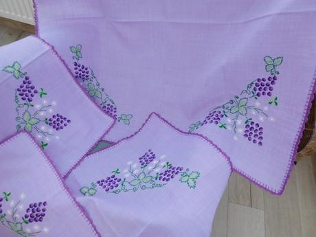 Set obrusov fialová hrozno, ručne vyšitý, 