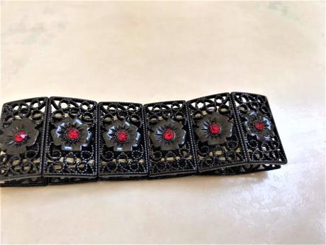 Čipkovaný náramok s kamienkami, 