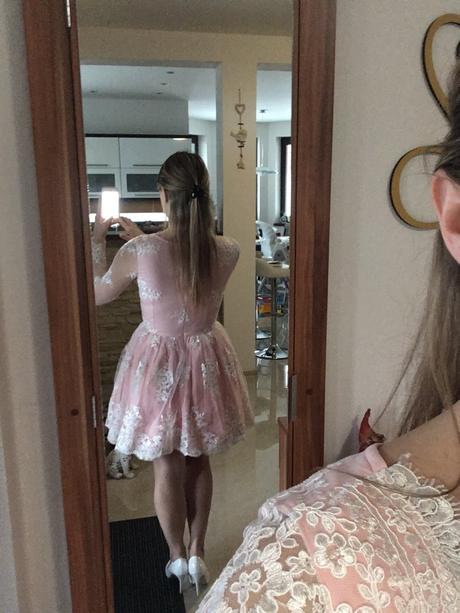 Čipkované spoločenské šaty a listová kabelka gráti, s