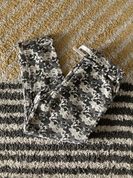 Maskáčové tepláky, sinsay,140