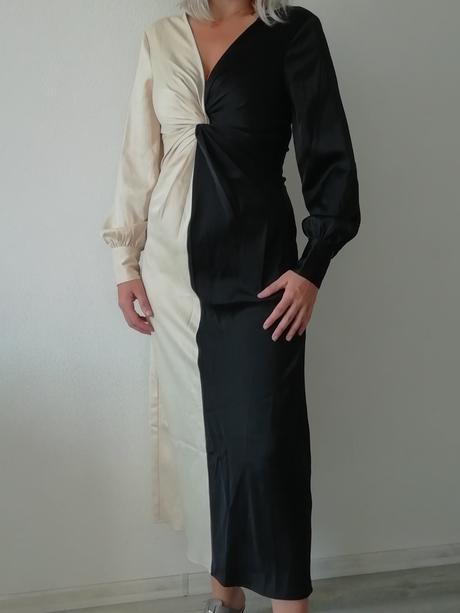 Dvojfarebné šaty yas, s