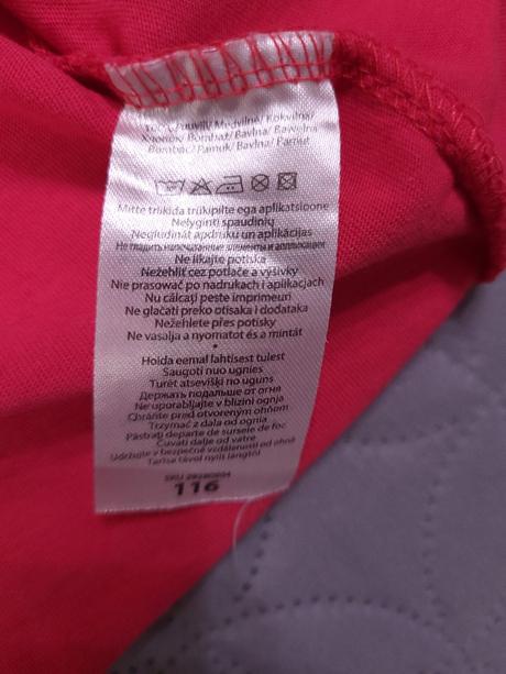 Vianocne tricko so sobom a darcekmi, 116