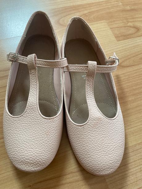 Sandalky 36, reserved,36