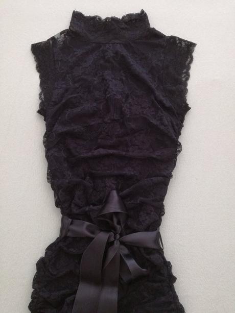 Čierne šaty s čipkou, s