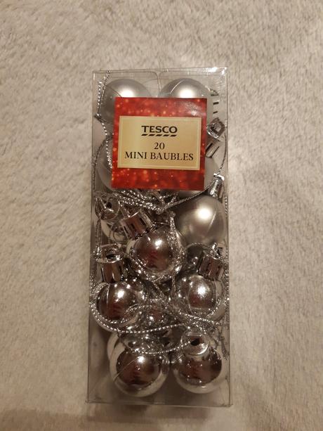 20 malých strieborných vianočných gulí, 