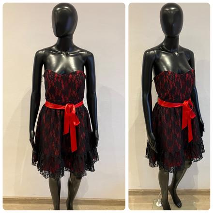 Dámske elegantné čipkované šaty červeno-čierne, m