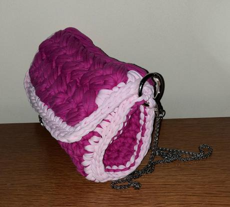 Predám háčkovanú kabelku s retiazkou,