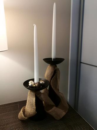 2 drevené svietniky,