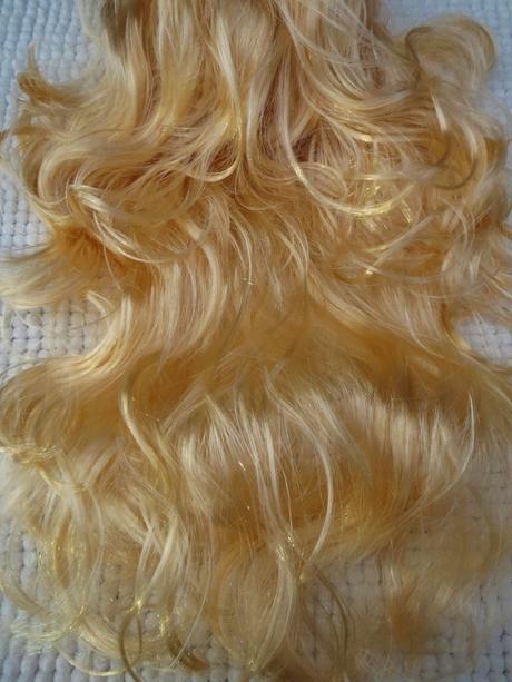 Blond parochňa - vlnité dlhé vlasy,