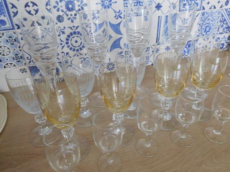 Sklenené poháre na nožičke, 