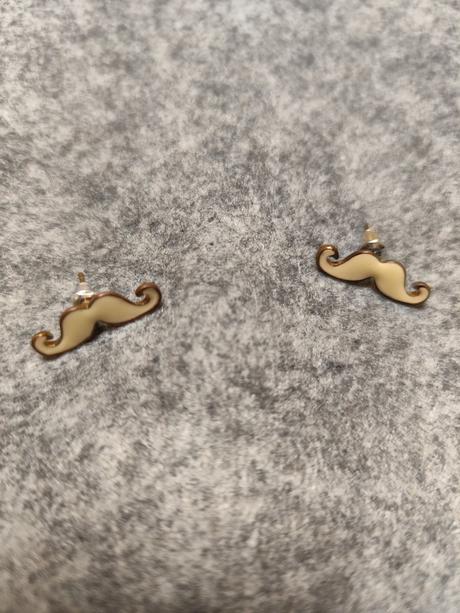 Zabavne nausnicky v tvare fuzov, 