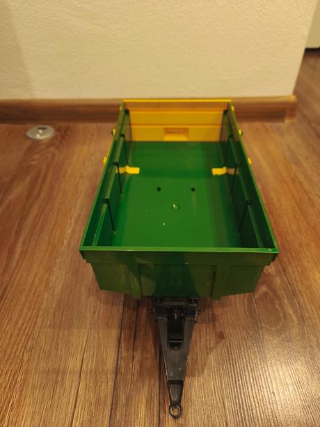 Bruder traktor john deere s vlečkou, 