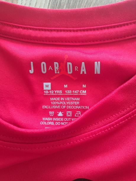 Tricka+kratasy spolu 25eur, velkost m 132az147, air jordan,140