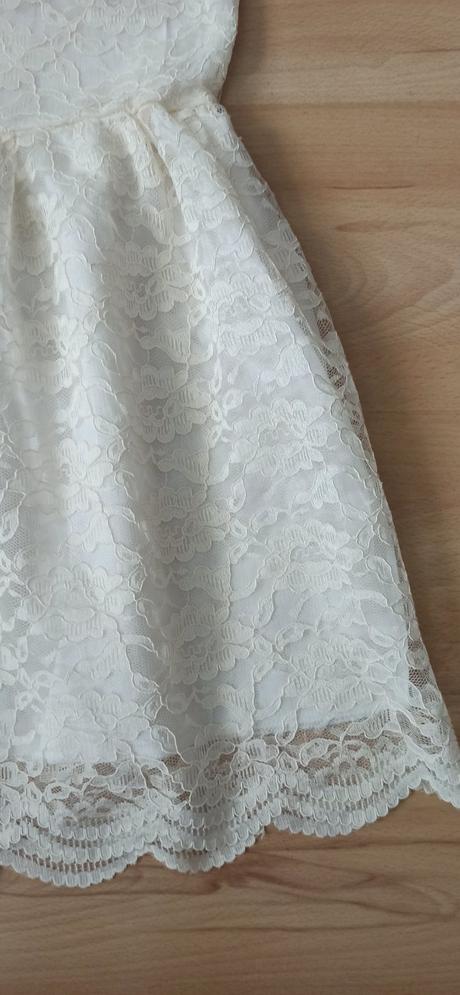 Krémové šaty, 146