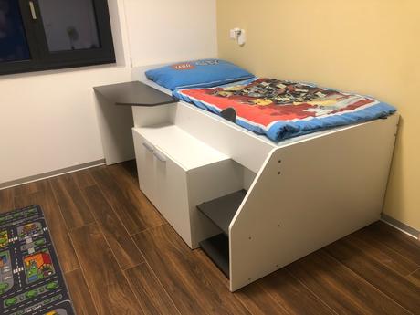 Posteľ vyvýšená so stolíkom a skrinkou, šírka (cm): 90,dĺžka (cm): 200