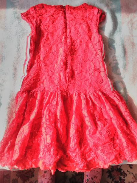 Červené šaty s čipkou, 122