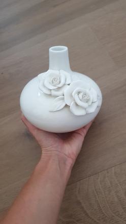 Biela vaza s porcelanovymi kvetmi,