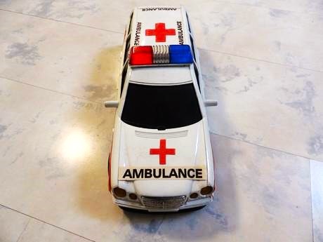 Staré velké auto ambulancia,
